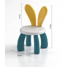 Un tavolo per bambini con blocchi e sedia. Set creativo per divertimento e apprendimento per i più piccoli