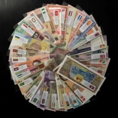 52 skirtingų banknotų rinkinys pasaulyje. Tikrūs pinigai iš skirtingų šalių