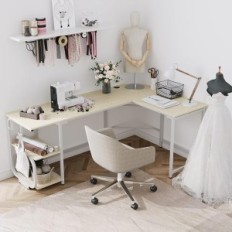 Mesa de l em forma de l com prateleiras brancas