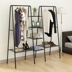 Kleding hanger. Metalen staan met planken. Black Jurmerry
