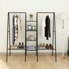 Kleding hanger. Metalen staan met planken. Black Jurmerry