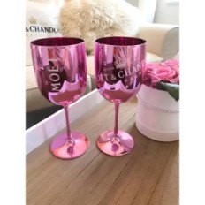 Et glas Moët & Chandon Ibiza 1 stk. Lyserødt guld. Luksusost og champagne