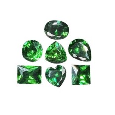 Smaragd-Korundowy-Set von 7 PCs. Verschiedene Form von dekorativen Steinen in verschiedenen Formen