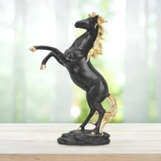 Une figurine de cheval noir 295 mm