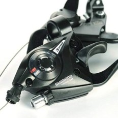 Een set Shimano St-EF51-7 Altus 3x7 versnellingshendelhendels voor een fiets