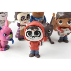 En uppsättning siffror från en saga med sekretess Coco 8 bitar av dekorativa figurer från filmen Coco perfekt för fans av animat