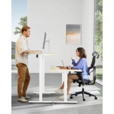 Un escritorio de pie con un ajuste de altura eléctrica ERGEAR, 122 x 61 cm