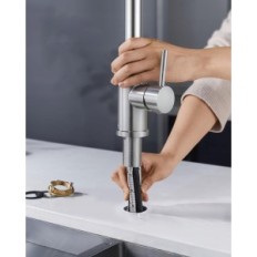 Robinet à l'évier angulaire, mélangeur avec une douche coulissante à la cuisine