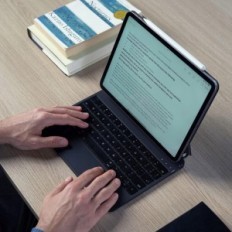 Magnetická klávesnica Synchro Qwertz na iPad Pro 2022 Multi-touch, čierna