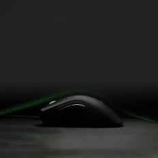 Laidinis žaidimas Pelės Razer DeathAdder Esminė juoda ergonomiška žaidimų pelė su optiniu jutikliu