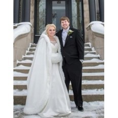 Capo beatelicato delle donne con con cappuccio Poncho invernale con etoli per il matrimonio