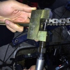 Ein Satz von Werkzeugen zum Demontieren der Timing-Kette, verwendet