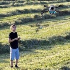 Mini Dron Hllgt M5 con una cámara giratoria 360 ° 4K