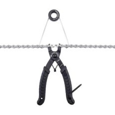 CXWXC CX-758 32 CLASSE CESSEART Accepter Access Access Access Compte. Dans un cate avec des pantalons Weats Weats et des accesse