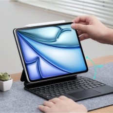 Black ESR 6B012A Taske til iPad Air 11 "(M2, 2024) med et tastatur, der anvendes