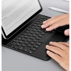 Black ESR 6B012A Taske til iPad Air 11 "(M2, 2024) med et tastatur, der anvendes